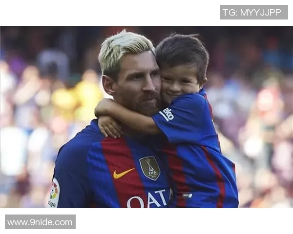 梅西温馨瞬间与孩子亲密互动展现足球巨星的柔情一面